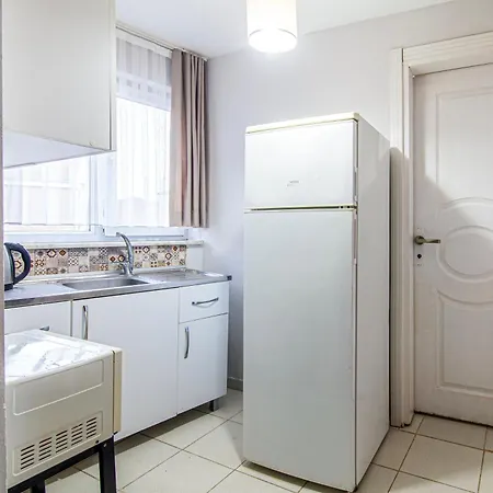 In Center, 1br Bright Top-floor