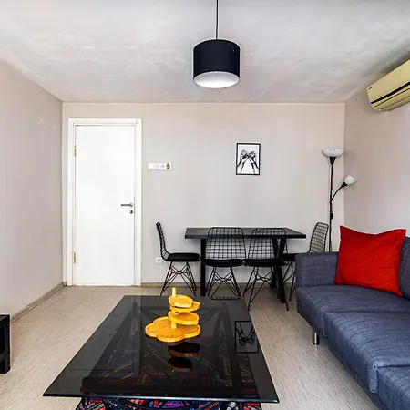 In Center, 1br Bright Top-floor Apartament *