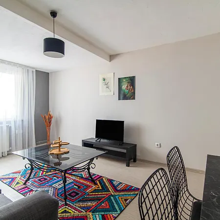 In Center, 1br Bright Top-floor * Stambuł