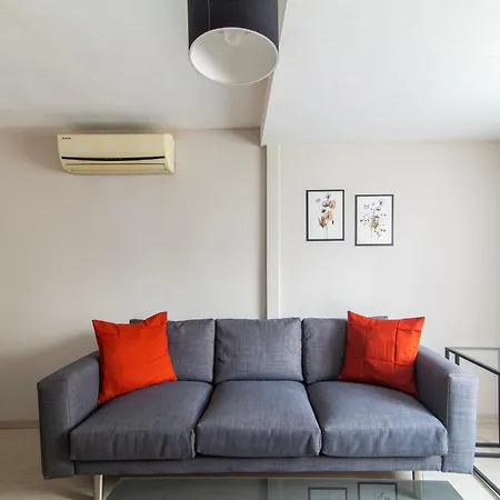 In Center, 1br Bright Top-floor Apartament Stambuł