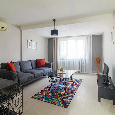 In Center, 1br Bright Top-floor