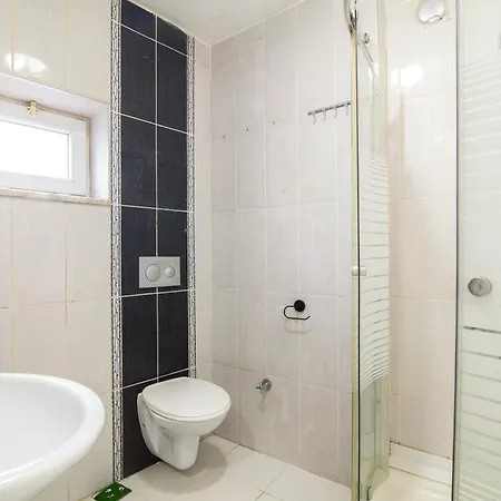 In Center, 1br Bright Top-floor *