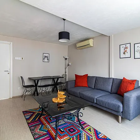 In Center, 1br Bright Top-floor *