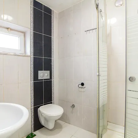 In Center, 1br Bright Top-floor