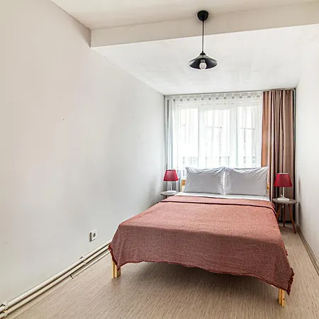 In Center, 1br Bright Top-floor Lejlighed